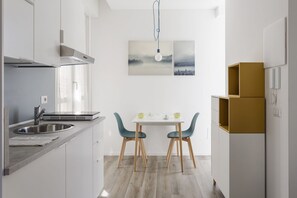 ثلاجة، فرن، موقد طهي مسطح، ماكينة لصنع القهوة/الشاي