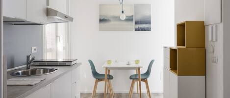 Kühlschrank, Ofen, Herdplatte, Wasserkocher mit Kaffee-/Teezubehör