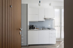 Kühlschrank, Ofen, Herdplatte, Wasserkocher mit Kaffee-/Teezubehör