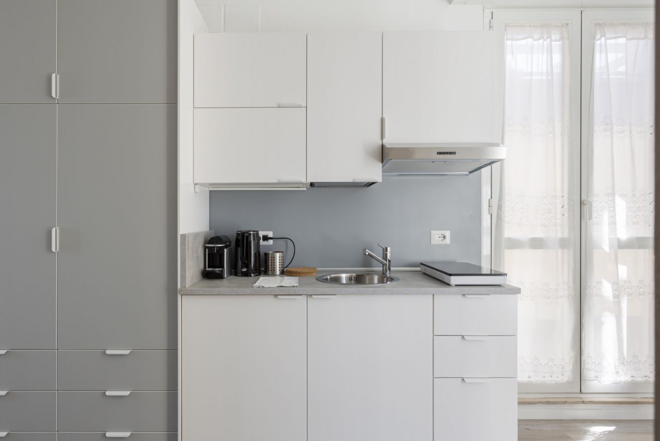 Fridge, oven, stovetop, coffee/tea maker