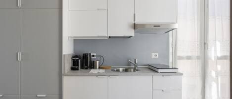 Fridge, oven, stovetop, coffee/tea maker