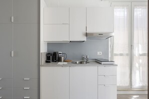 Fridge, oven, stovetop, coffee/tea maker