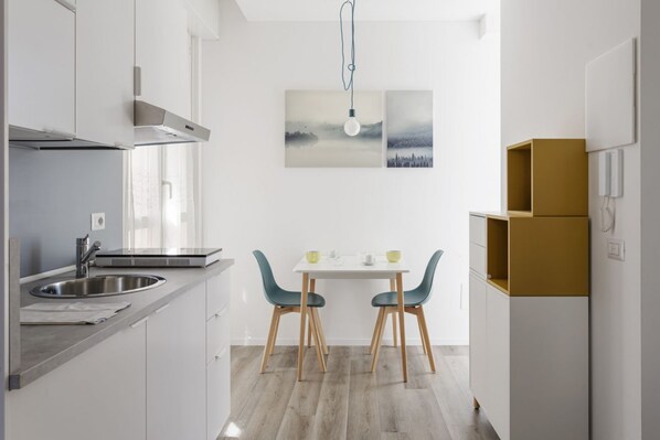 Réfrigérateur, four, plaque de cuisson, cafetière/bouilloire