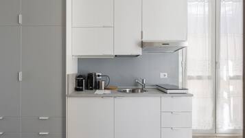 KĂŒhlschrank, Ofen, Herdplatte, Wasserkocher mit Kaffee-/Teezubehör