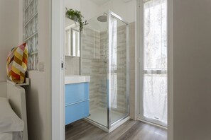 Shower, hair dryer, bidet, towels