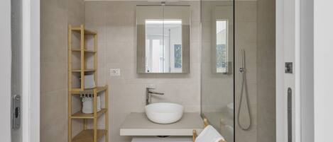 Shower, hair dryer, bidet, towels