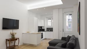 Eine moderne Wohnung mit Wohnzimmer, Küche und Essbereich.