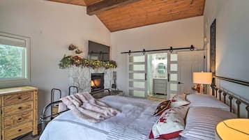 3 bedrooms, iron/ironing board, free internet, bed sheets