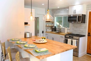Geladeira, micro-ondas, cooktop, lava-louças