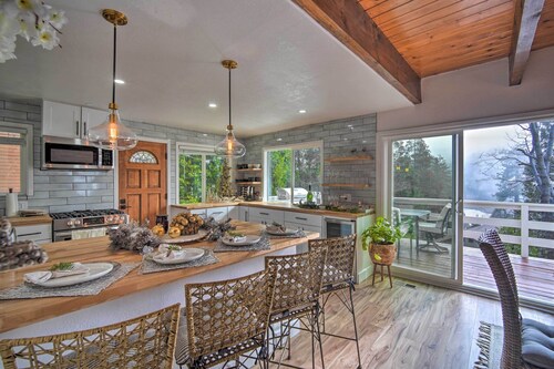 Picturesque Cabin: 2 Balconies, Walk to Lake!