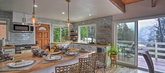 Picturesque Cabin: 2 Balconies, Walk to Lake!