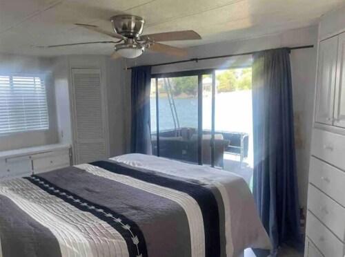 Stunning Lake Wylie Houseboat with dramatic views