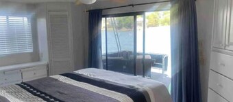 Stunning Lake Wylie Houseboat with dramatic views