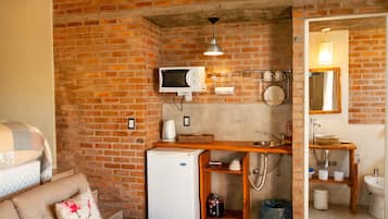 Kühlschrank, Mikrowelle, Toaster, Kochgeschirr/Geschirr/Besteck