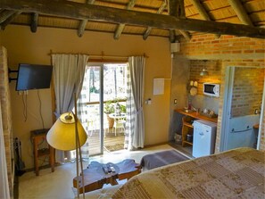 Casa superior | Sala d'estar | Televisor i llar de foc