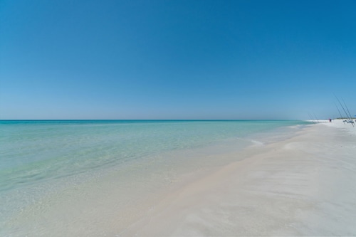 Luxury 1-bedroom Studio. 2 Pools, Sauna, Hot Tub with Beach access