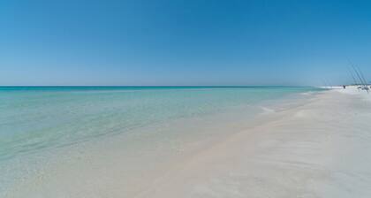 Luxury 1-bedroom Studio. 2 Pools, Sauna, Hot Tub with Beach access