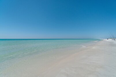 Luxury 1-bedroom Studio. 2 Pools, Sauna, Hot Tub with Beach access