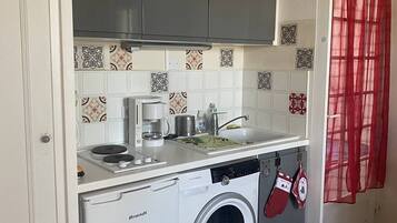 Réfrigérateur, batterie de cuisine, vaisselle et ustensiles