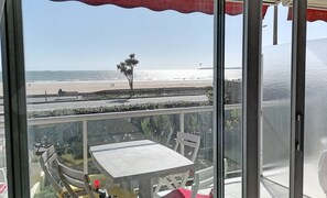 Outdoor dining - PORNICHET - Pleasant seafront studio for 2 people. (PORNICHET)