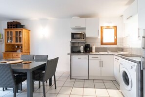 Kühlschrank, Mikrowelle, Ofen, Geschirrspüler
