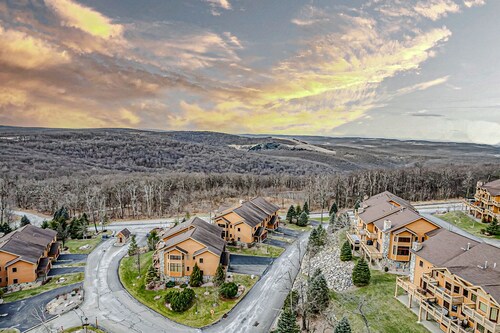 Cozy Luxury Almost Ski-in Ski-out with Hot Tub in Southwind!