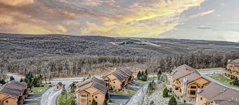 Cozy Luxury Almost Ski-in Ski-out with Hot Tub in Southwind!