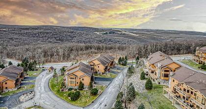 Cozy Luxury Almost Ski-in Ski-out with Hot Tub in Southwind!