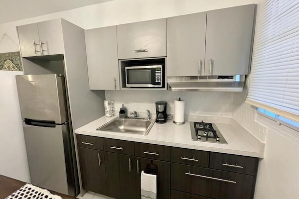 Een magnetron, een koffiezetapparaat/waterkoker