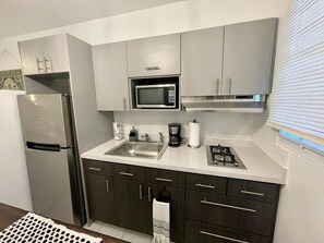 Mikrobølgeovn, kaffetrakter/tekoker, kjøkkenutstyr og spisebord