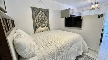 1 habitación, tabla de planchar con plancha, wifi gratis y ropa de cama