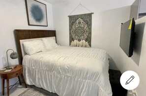 1 slaapkamer, een strijkplank/strijkijzer, gratis wifi, beddengoed