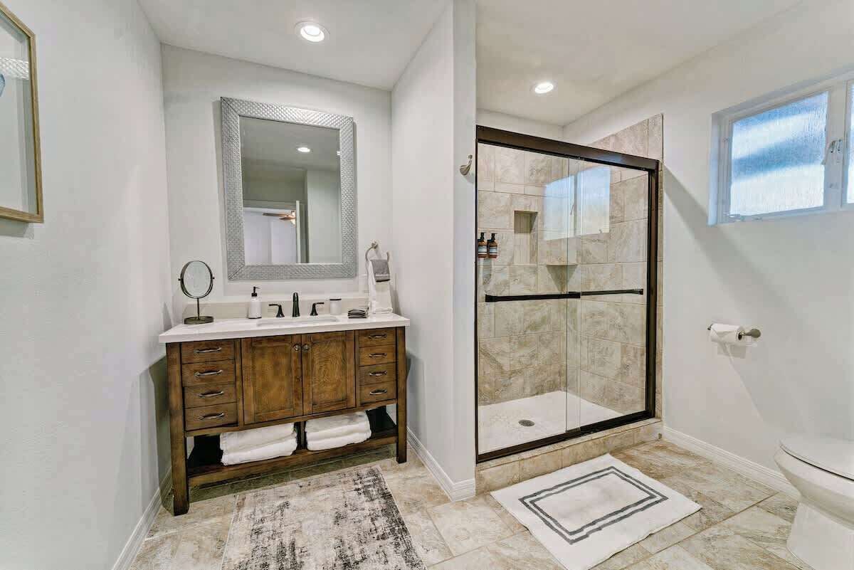 Combined shower/tub, hair dryer, towels, shampoo