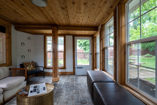 Smart-TV, Tischfußball, Bücher, Musikbibliothek