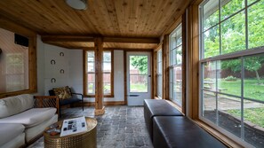 Smart TV, pebolim, livros, biblioteca musical