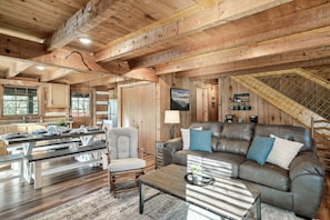 Smart TV, fireplace, video games, books - Private Hot tub, Fire Pit, Arcade, Horseshoes, Grill, Corn Hole (Sevierville)