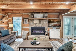 Smart TV, caminetto, videogiochi, libri