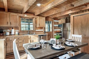 Fridge, microwave, oven, stovetop - Private Hot tub, Fire Pit, Arcade, Horseshoes, Grill, Corn Hole (Sevierville)