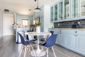 Microondas, horno, parrilla de estufa y lavavajillas 