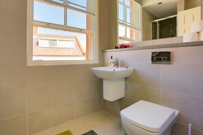 Deluxe Apartment | Bilik Mandi | Tuala disediakan, sabun, syampu 