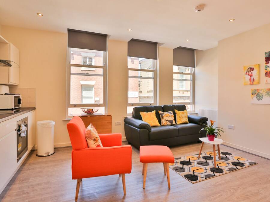 Electric kettle, cookware/dishes/utensils, dining tables