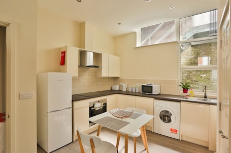 Comfort Studio, 1 Double Bed | Private kitchen | Electric kettle, cookware/dishes/utensils, dining tables
