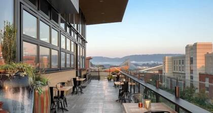 Newly Remodeled  Luxury Duplex 7 minutes to downtown