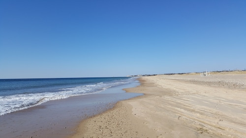 The Beach House: 8 min walk to Misquamicut, sleeps 5, beach parking/walk on pass