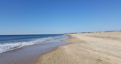 The Beach House: 8 min walk to Misquamicut, sleeps 5, beach parking/walk on pass
