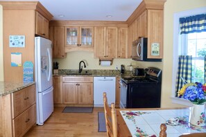 冰箱、微波炉、烤箱、炉灶