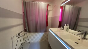 Baignoire, séchoir à cheveux, serviettes fournies, savon