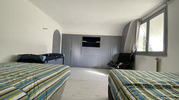 3 quartos, ferros/tåbuas de passar roupa, berço de viagem