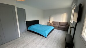 3 chambres, fer et planche à repasser, lit de bébé portatif