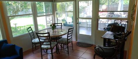 屋外ダイニングエリア